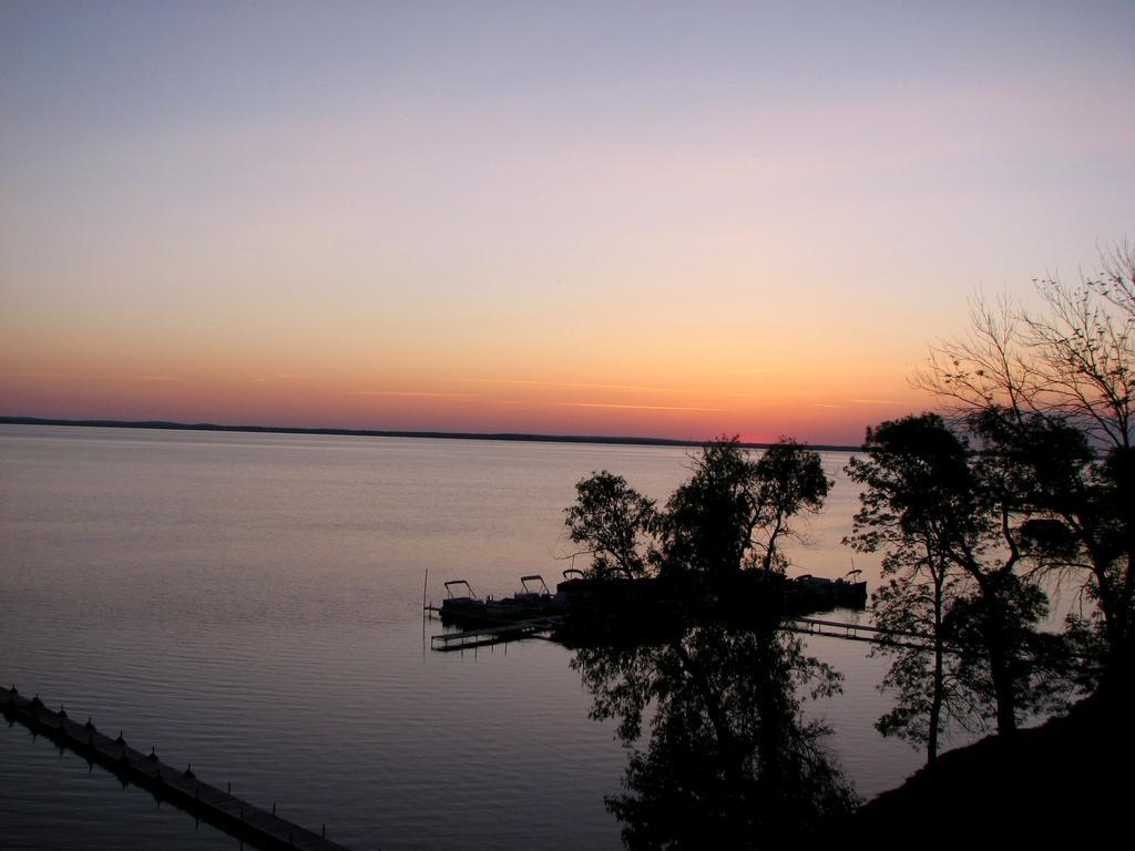 Beachfront Hotel Houghton Lake Eksteriør billede